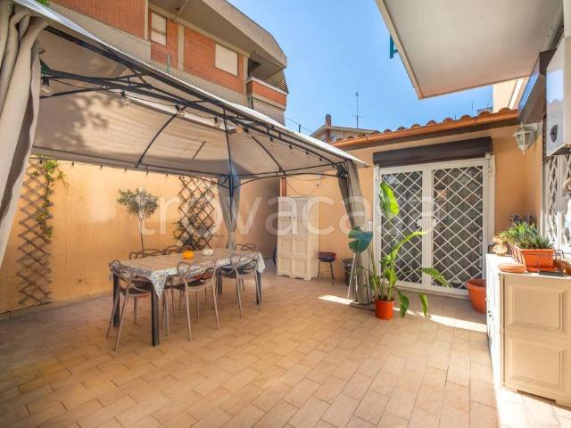 Vendesi appartamento a Roma via Ferdinando Ughelli, 9, Appio latino