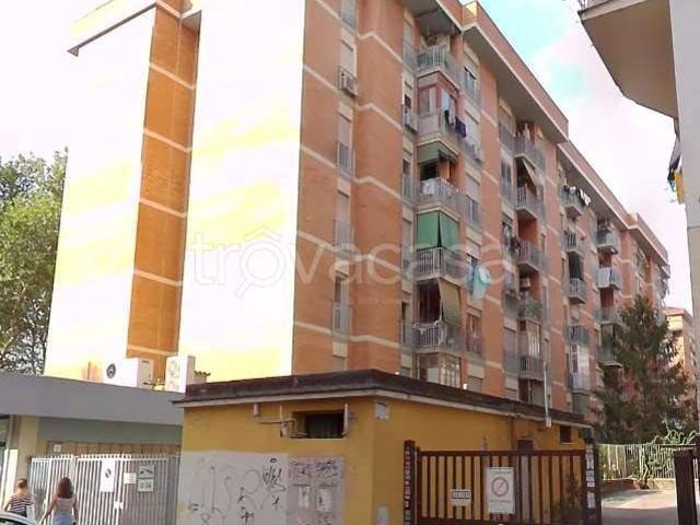 Vendesi appartamento a Roma via Pescaglia, 9, Magliana