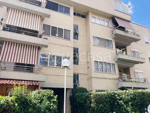 Vendesi appartamento a Roma via Poggio Verde, 40, Casetta Mattei Corviale