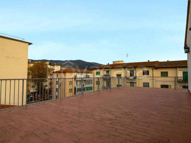 Vendesi quadrilocale a Sesto Fiorentino via Ugo Foscolo