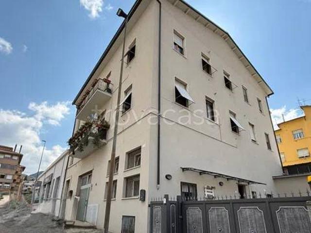 Vendesi appartamento a Spoleto via 17 Settembre