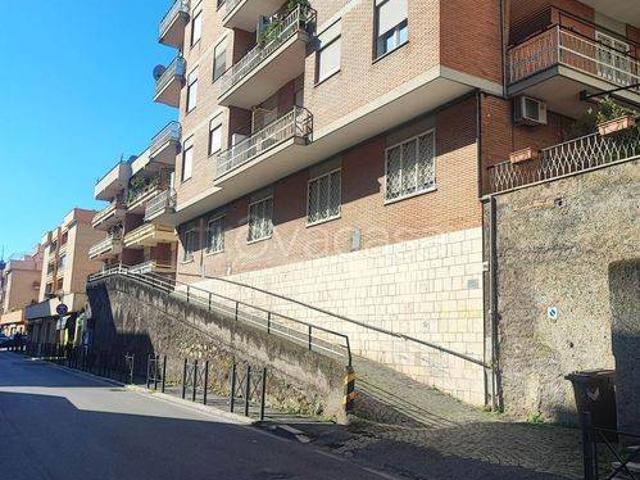 Vendesi appartamento a Tivoli via Tiburto