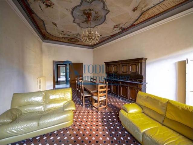 Vendesi appartamento a Todi