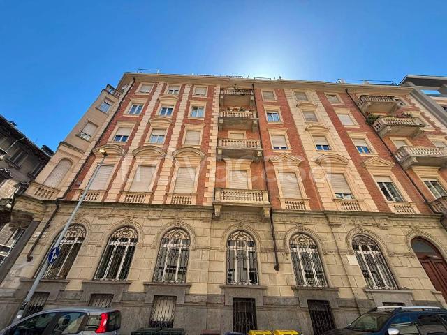 Vendesi appartamento a Torino via Giuseppe Giacosa, 16, San Salvario Baretti