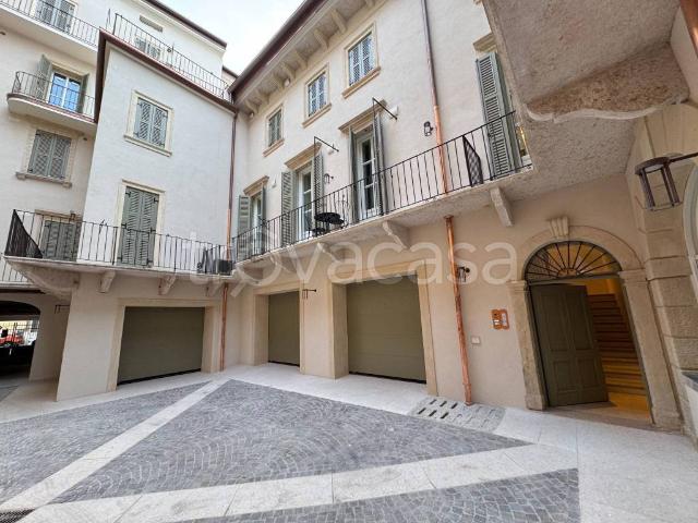 Vendesi appartamento a Verona via Rocche, 1, Centro Storico
