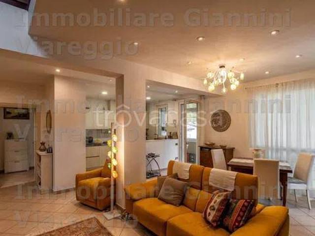 Vendesi appartamento a Viareggio