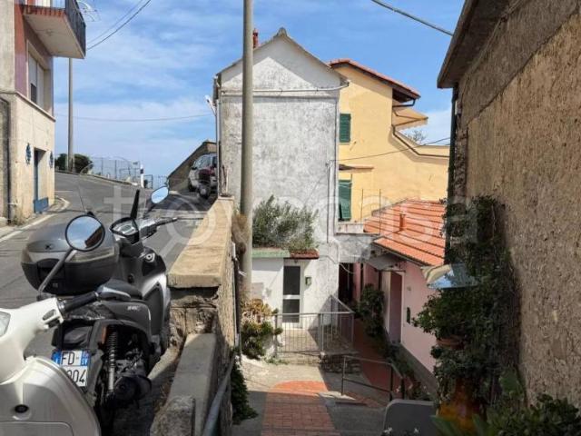 Vendesi trilocale ad Alassio via Leon Pancaldo, 98, Moglio