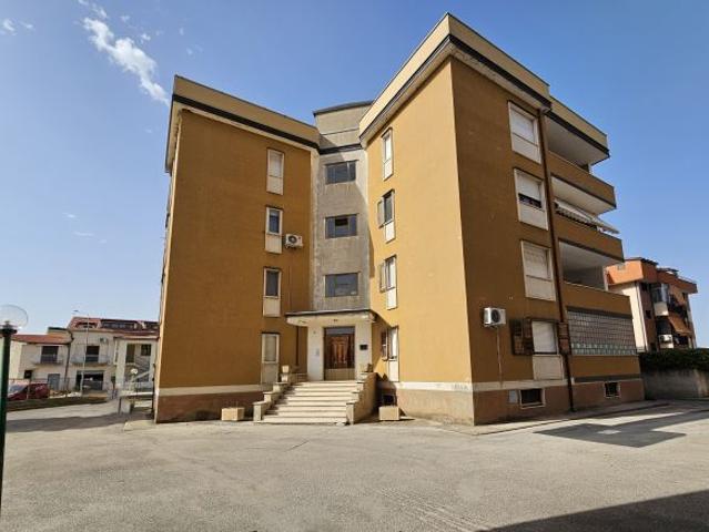 VENDESI APPARTAMENTO CON AMPIO TERRAZZO, ASCENSORE NEL PARCO SILVANO – VENOSA