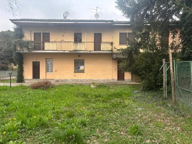 Vendesi appartamento con sottotetto e giardino privato di 200mq