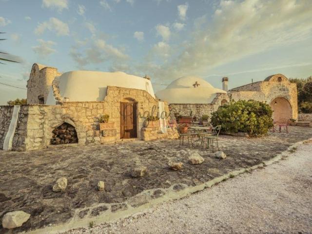 Vendesi bel complesso di trulli e lamie ristrutturate con pi. 150m² Ostuni