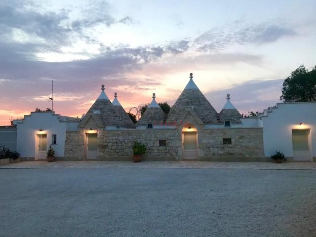 Vendesi bellissimo complesso di trulli e lamie ristrutturate 200m² Ceglie Messapica