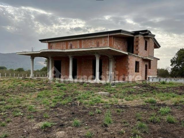 VENDESI BELLISSIMA VILLA IN COSTRUZIONE CON AMPI SPAZI ESTERNI