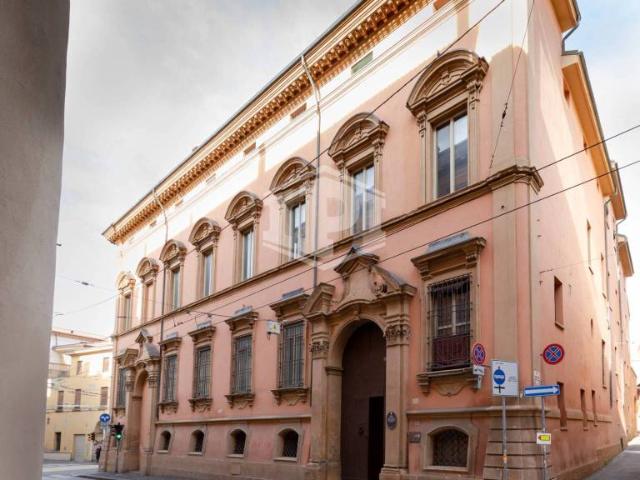 Vendesi bilocale a Bologna via Barberia, Centro Storico