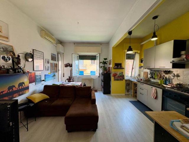 Vendesi bilocale a Genova via coronata, 35, Cornigliano