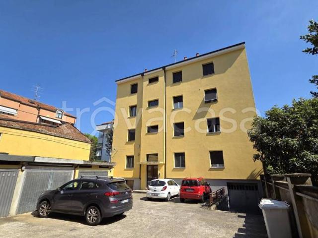 Vendesi bilocale a Legnano via Milano, 38, Piscina