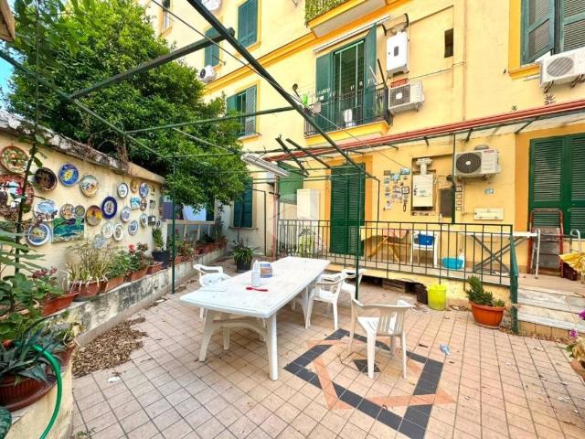 Vendesi bilocale a Napoli, Stella Materdei