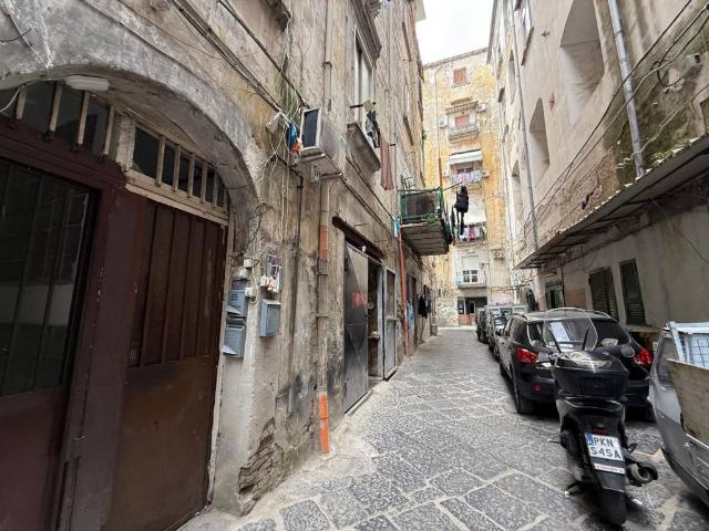 Vendesi bilocale a Napoli vico Nuovo della Pace, Tribunali