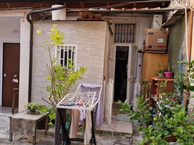 Vendesi bilocale a Napoli via Annibale De Gasperis, Sanità
