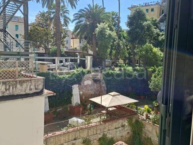 Vendesi bilocale a Napoli via Confalone, 7, Piazza Canneto Salvator Rosa