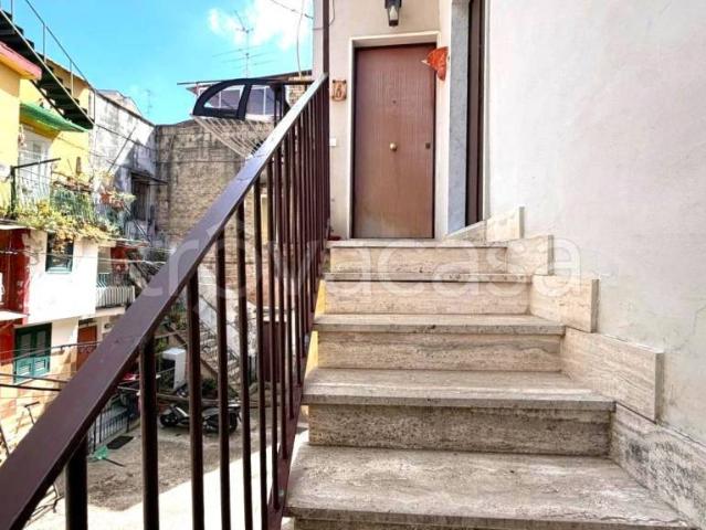 Vendesi bilocale a Napoli via del Salvatore, 11, Piscinola