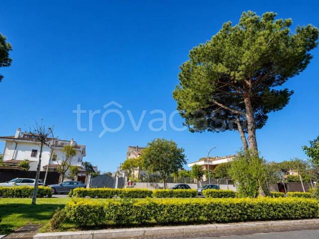 Vendesi bilocale a Roma via Tespi, 232, Axa