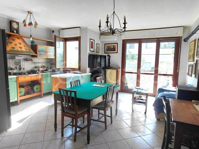 Vendesi bilocale a Traversetolo via per Neviano