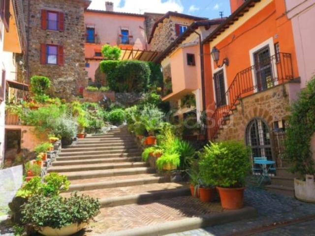 Vendesi bilocale a Trevignano Romano via Etruria