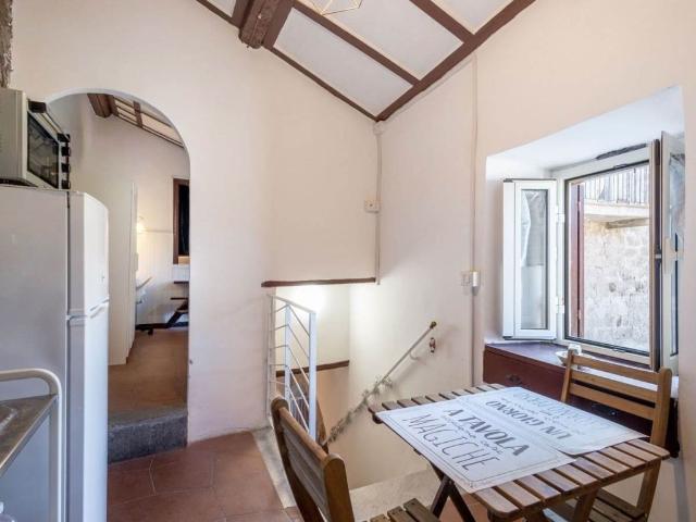 Vendesi bilocale a Viterbo via Sant'Antonio, Centro città