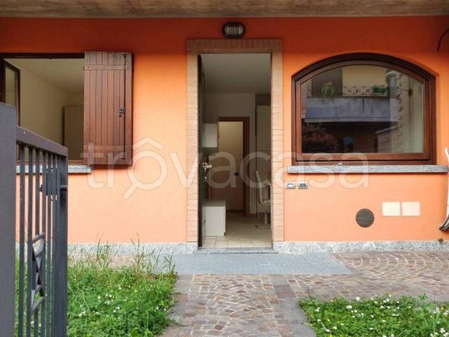 Vendesi bilocale ad Azzano San Paolo via Pasubio, 7