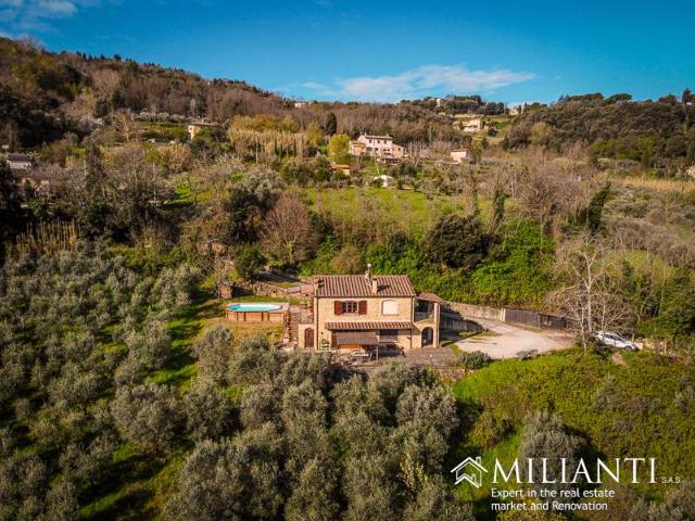 Vendesi casolare con 3 camere, terreno e piscina nella campa. 160m² Volterra