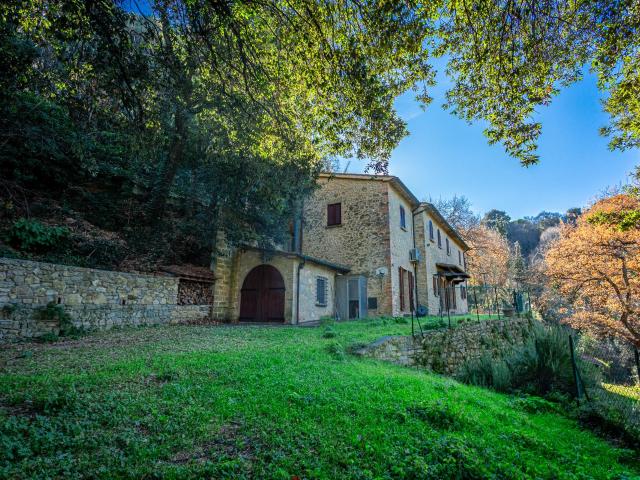 Vendesi casolare con terreno nella prima periferia di Volter. 250m² Volterra