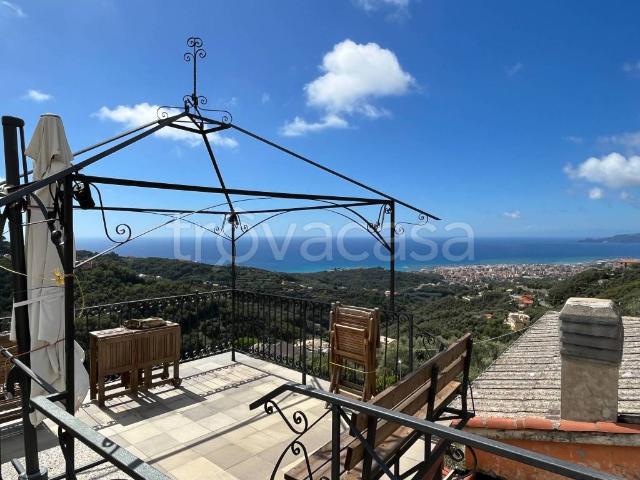 Vendesi casa indipendente a Cogorno