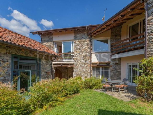 Vendesi casa indipendente a Comnago, Lesa