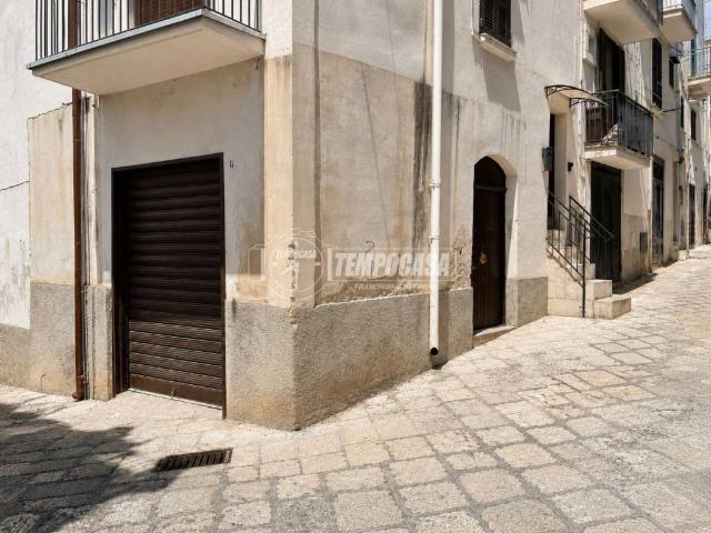 Vendesi casa indipendente a Conversano via Ferrari