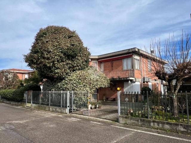 Vendesi casa indipendente a Costa di Rovigo via Enrico Mattei, 14