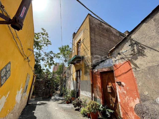 Vendesi casa indipendente a Catania via Malabranca, Borgo