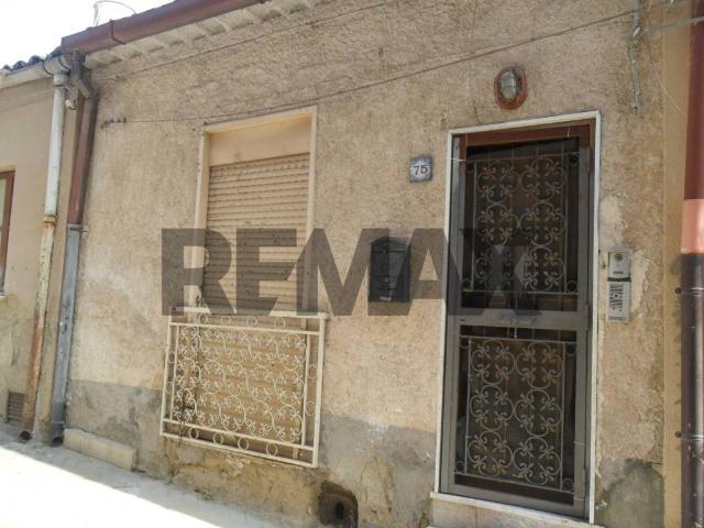 Vendesi casa indipendente a Caltanissetta via Mussomeli, 71