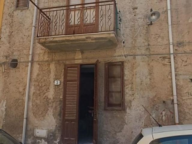 Vendesi casa indipendente a Campofelice di Roccella via nino bixio