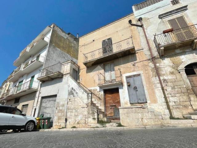 Vendesi casa indipendente a Canosa di Puglia piazza Umberto I, 26