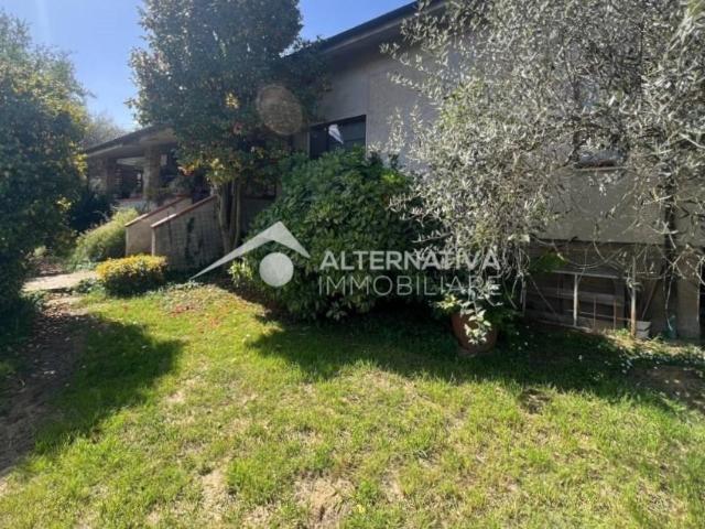 Vendesi casa indipendente a Capannori, Vorno