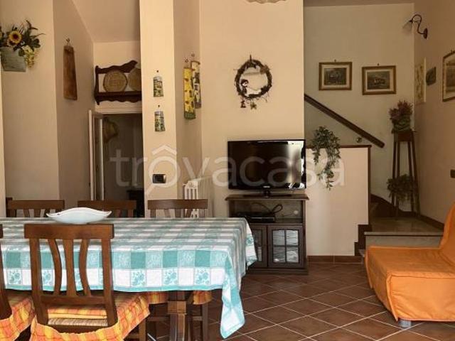 Vendesi casa indipendente a Capradosso, Rotella