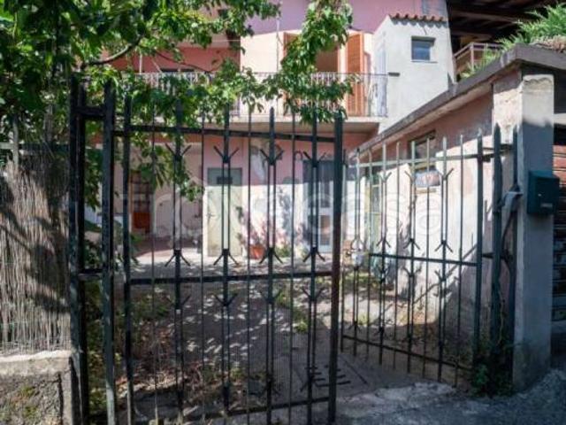 Vendesi casa indipendente a Caprino Bergamasco via Valletta 17