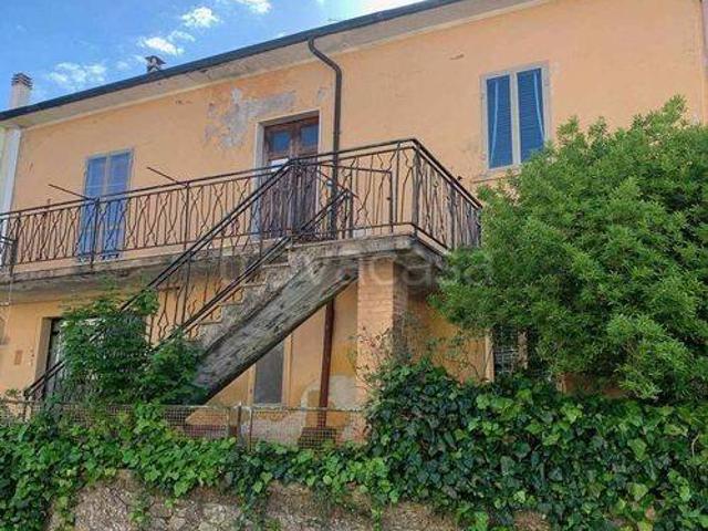 Vendesi casa indipendente a Castell'Azzara