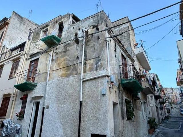 Vendesi casa indipendente a Castellammare del Golfo via Giovanni Bovio