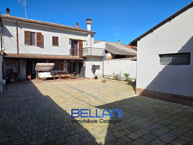 Vendesi casa indipendente a Castelnuovo Bocca d'Adda vicolo Oratorio