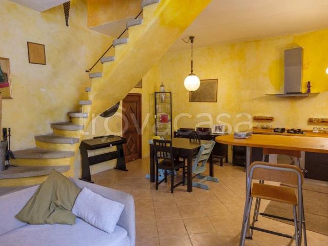 Vendesi casa indipendente a Castelnuovo di Porto via Umberto I, 90