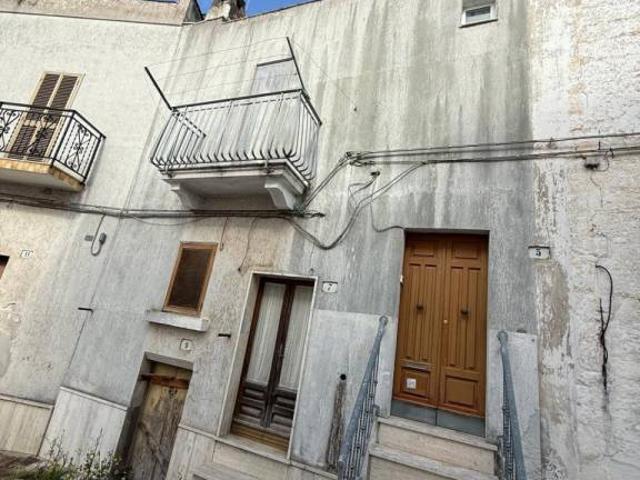 Vendesi casa indipendente a Ceglie Messapica via Giovanni Bovio