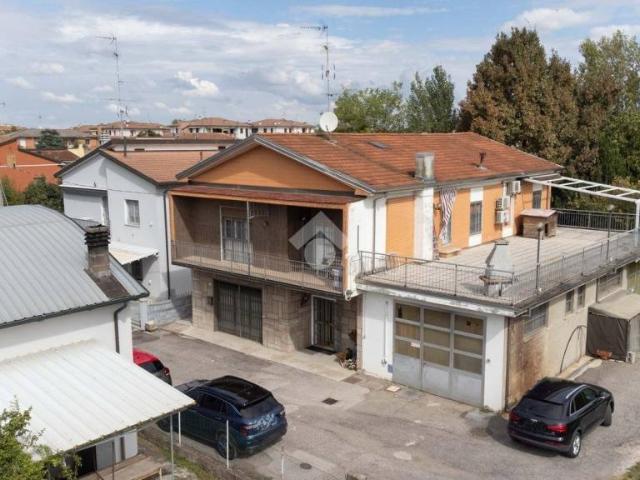 Vendesi casa indipendente a Cento via Niccolò Copernico, 9