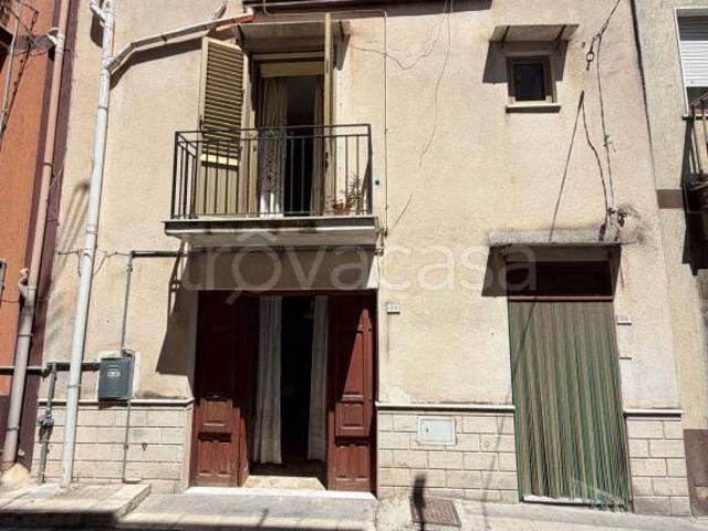Vendesi casa indipendente a Chiusa Sclafani via Mirio