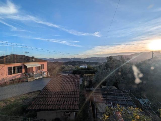 Vendesi casa indipendente a Bolano, Montebello Di Mezzo